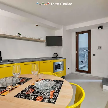 Yellow Submarine, Terre Marine דירה מנרולה